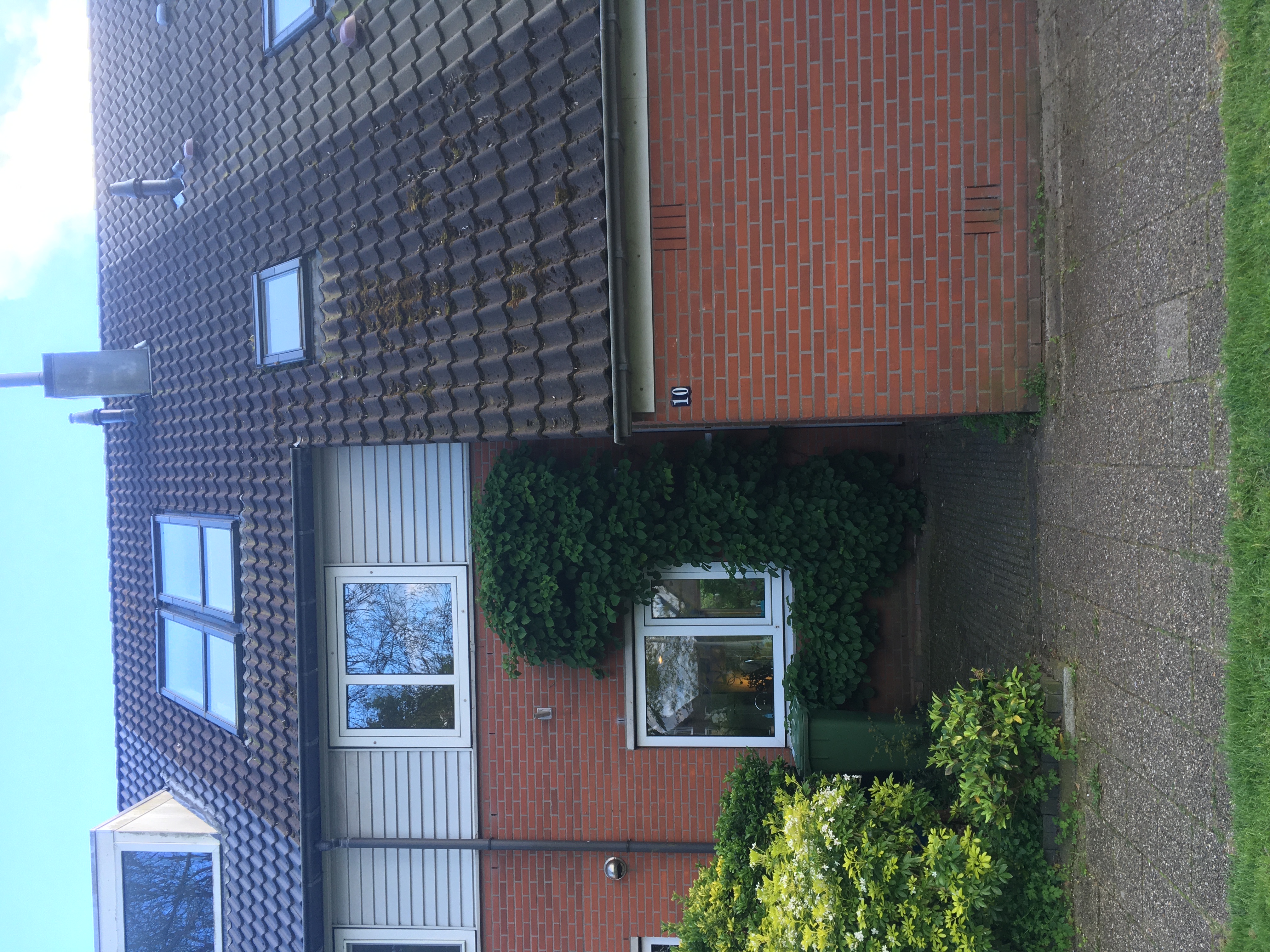 voorkant huis met dak.jpeg